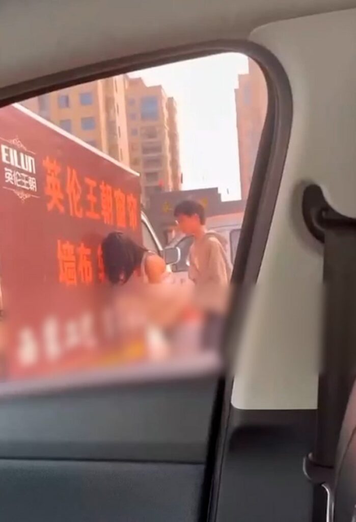 温州永豪锦园停车场情侣野战光天化日之下就开做