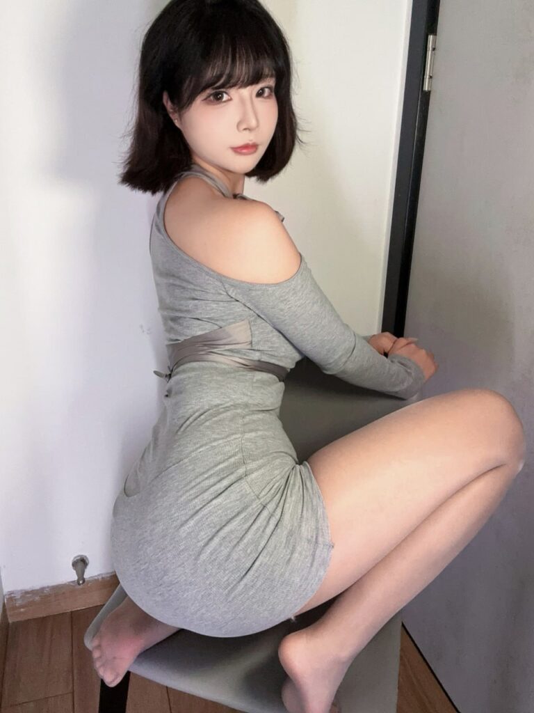 yuuhui玉汇[18+福利姬coser写真集]私设写真邻家姐姐[47p+3v]（共47张图片）
