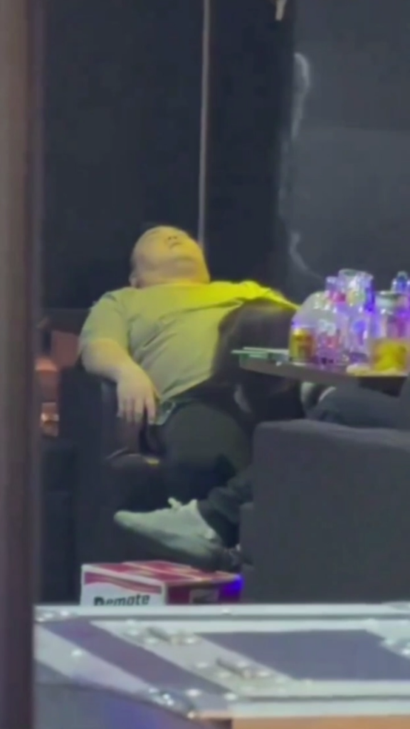 青岛奥斯卡酒吧夜店陪酒小妹酒后乱性当众吃鸡