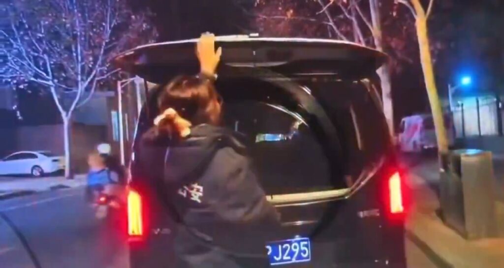北京亮衣姐刷爆网络行车纠纷案女子秒换公安制服