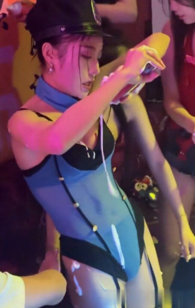 又是羡慕富哥的一天杭州顶级夜店视频流出曝光情趣女神湿身诱惑