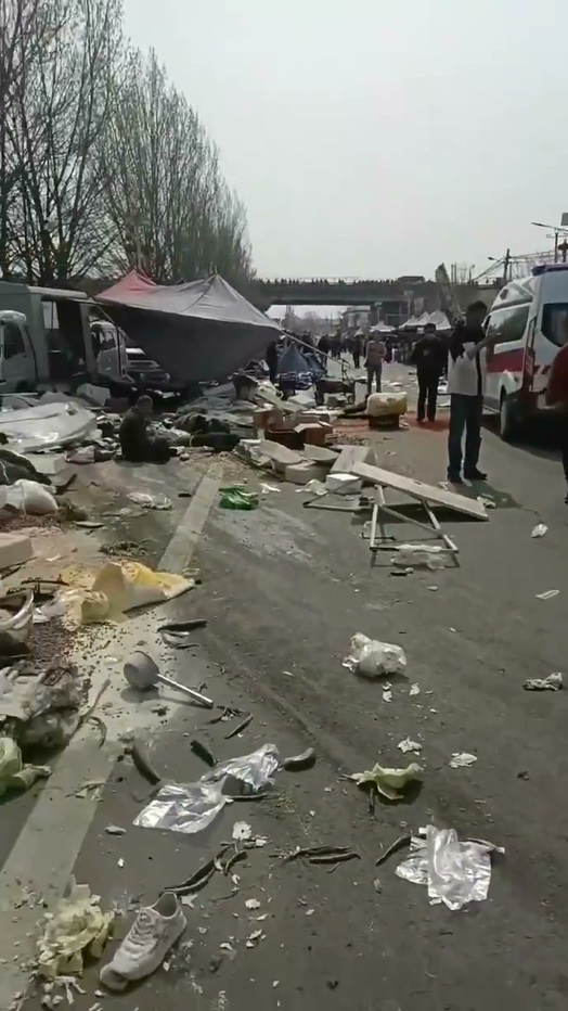 北京房山大集突发恶性事件失控铲车冲撞集市