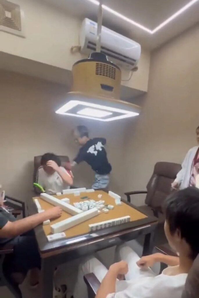 麻将馆打架1秒18拳黄毛精神小伙化身纯爱战士重拳出击