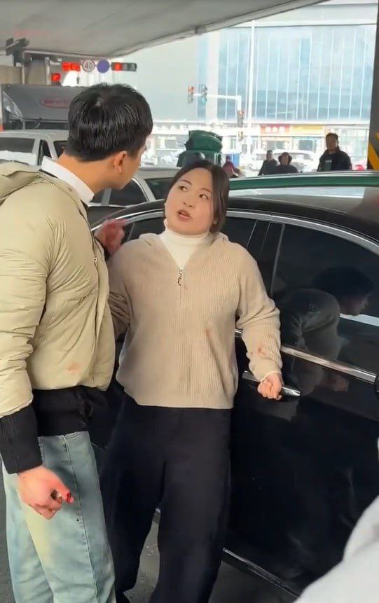 河南郑州奔驰哥被抓歼为了小三打原配被路人重拳出击