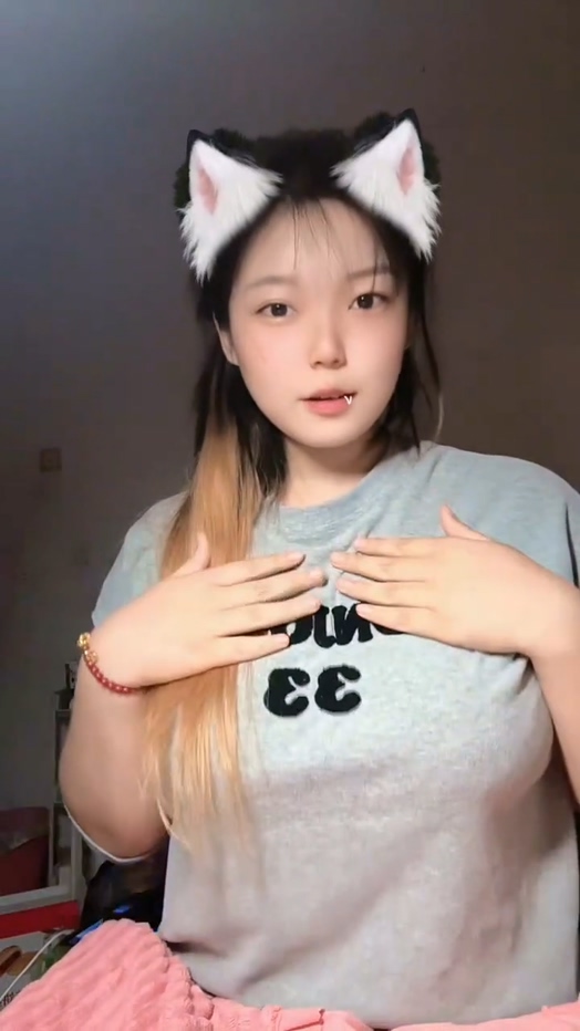 30万粉丝快手网红毕芯芯清纯嫩妹人设塌房定制视频外流