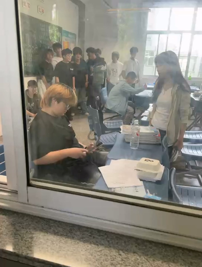 广东华侨高校神人诞生与女友自摸视频发到班级群