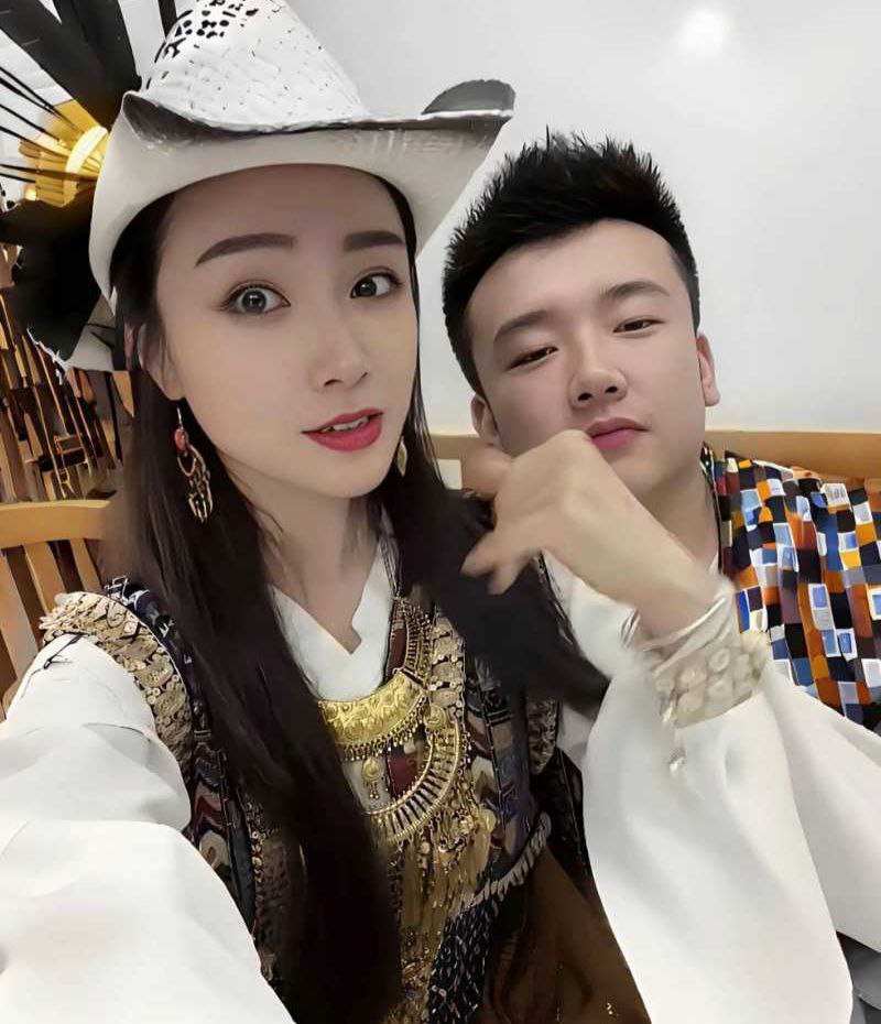 1300万粉丝网红红豆直播上线手撕男友出轨女助理小媛