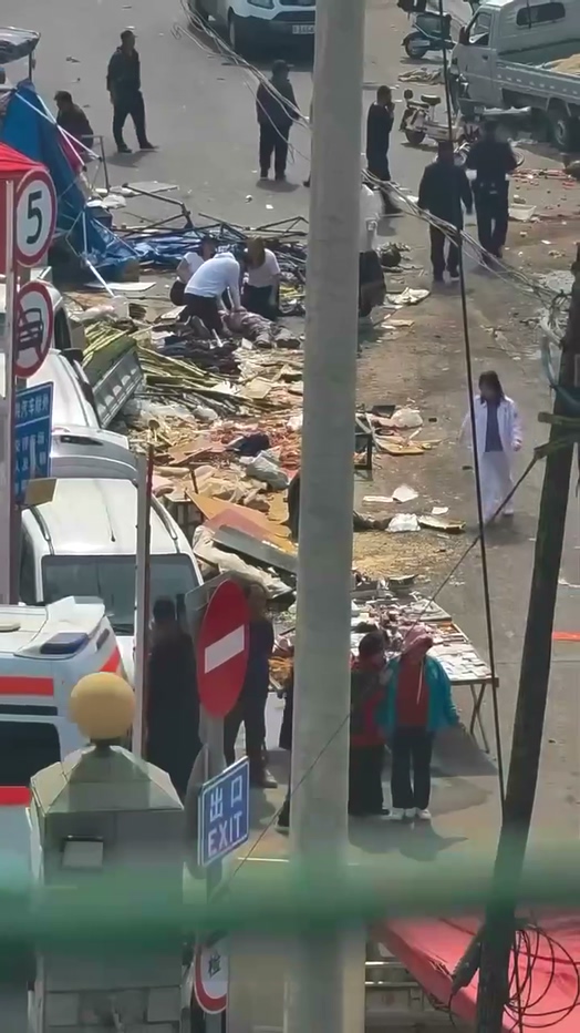 北京房山大集突发恶性事件失控铲车冲撞集市