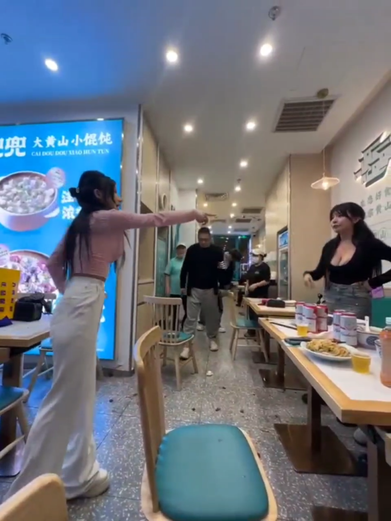 打架打出圈上海长寿路餐厅上演全武行极品大杯御姐现场对波
