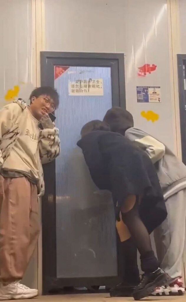 淄博烤肉店走红不是肉是厕间激情视频成网红笑柄全城围观尴尬爆笑