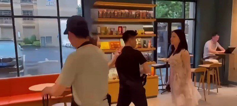 上海星巴克名媛大战渣男私会小三被原配当场抓包