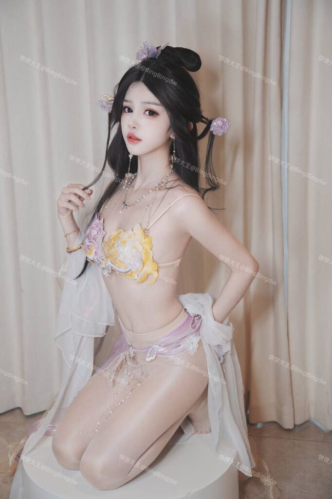 微博推特高颜值福利姬饼饼大王定制cos作品流出