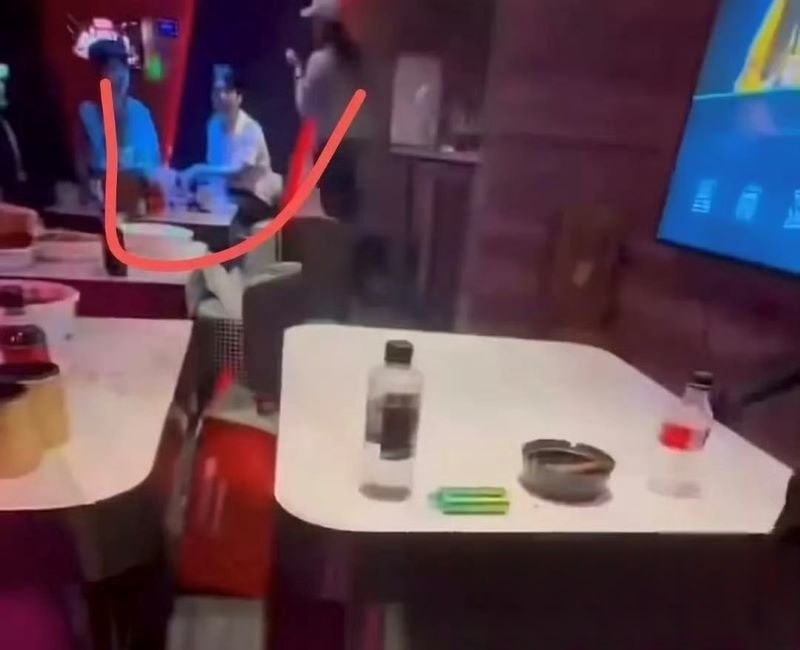 严浩翔商K后续曝摸扔门刘昊然郭麒麟三人同包厢玩嗨