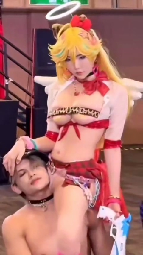这就是二次元么神人coser漫展出演吊带袜天使堪比簧片