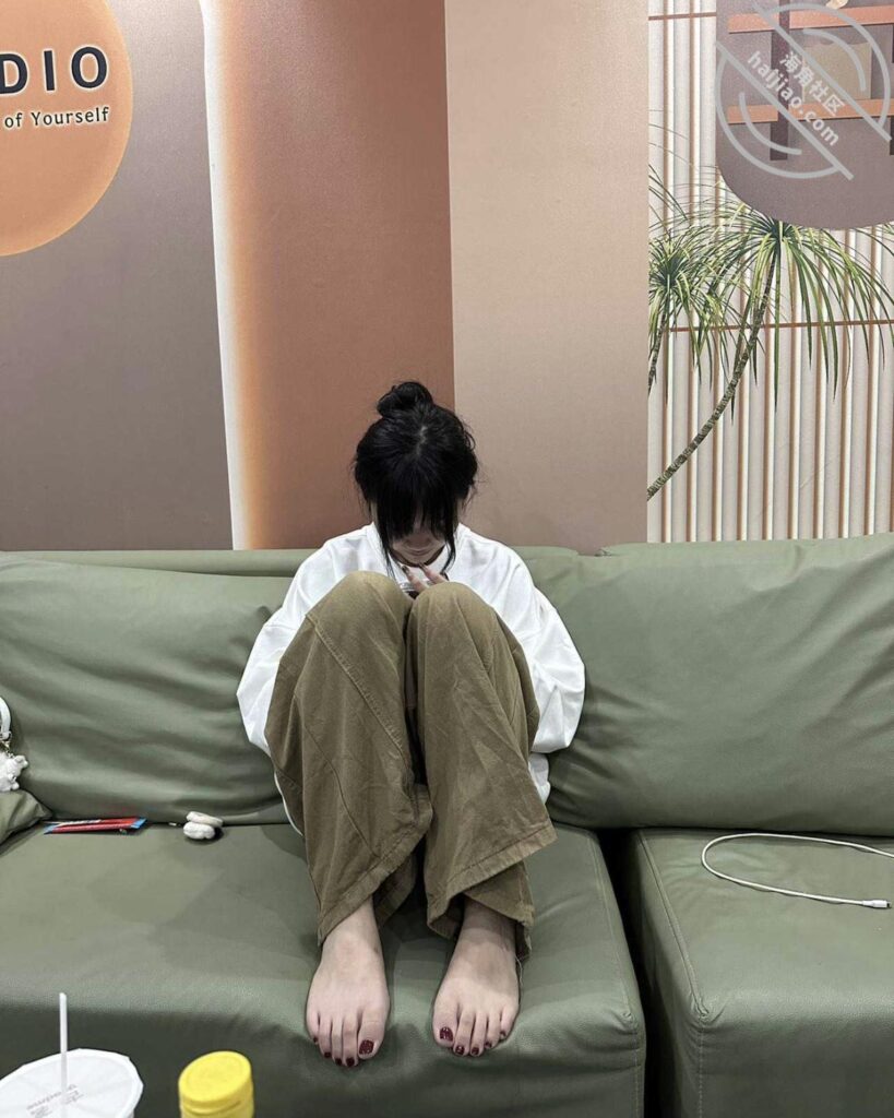 [长篇连载:我是扔气草莓]重组家庭的继女再次被我发现看影像自愉-来自海角社区的真实故事经历