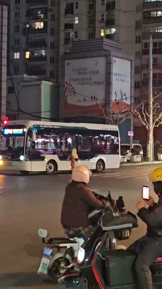 主人的任务上海普陀中环深夜惊现女子果奔