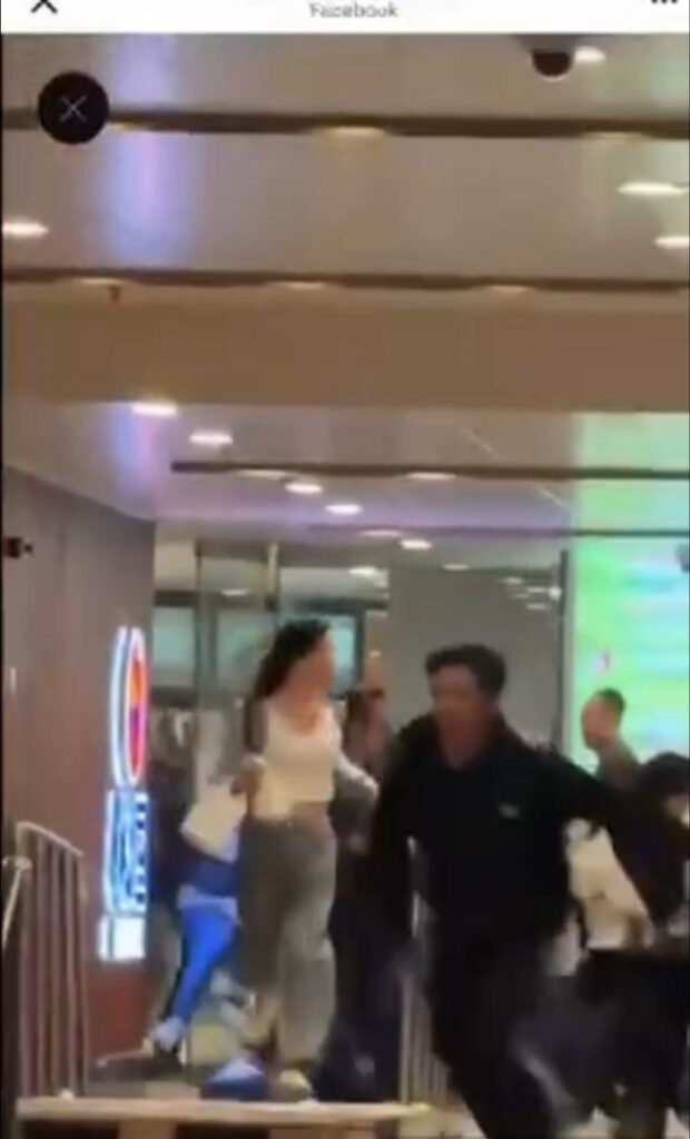 香港屯门突发暴力事件一男子手持刀具挟持人质