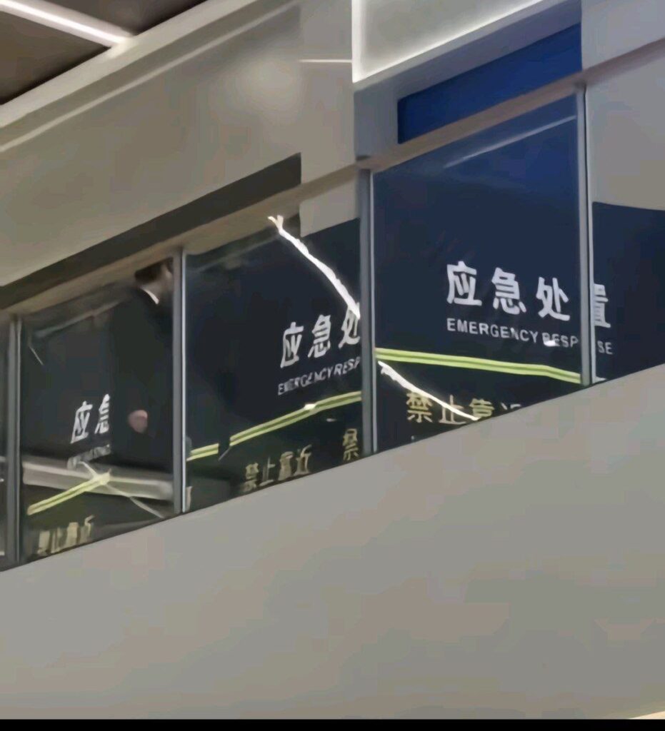 南昌万象城突发伤人事件男子手持利器重伤路人