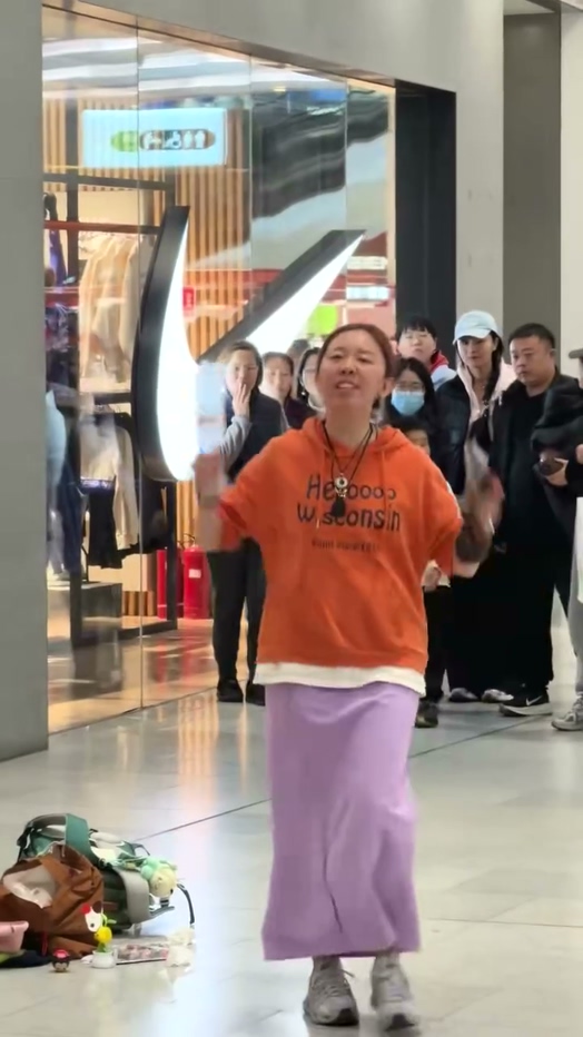 北京大兴荟聚耐克xxn套现失败现场脱衣撒泼