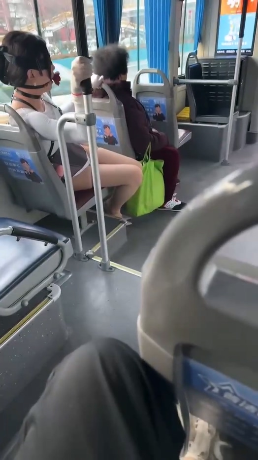 公交车惊现口球女sm圈大佬训练女友玩的还是太大了