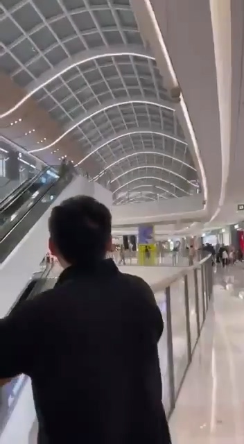 南昌万象城突发伤人事件男子手持利器重伤路人