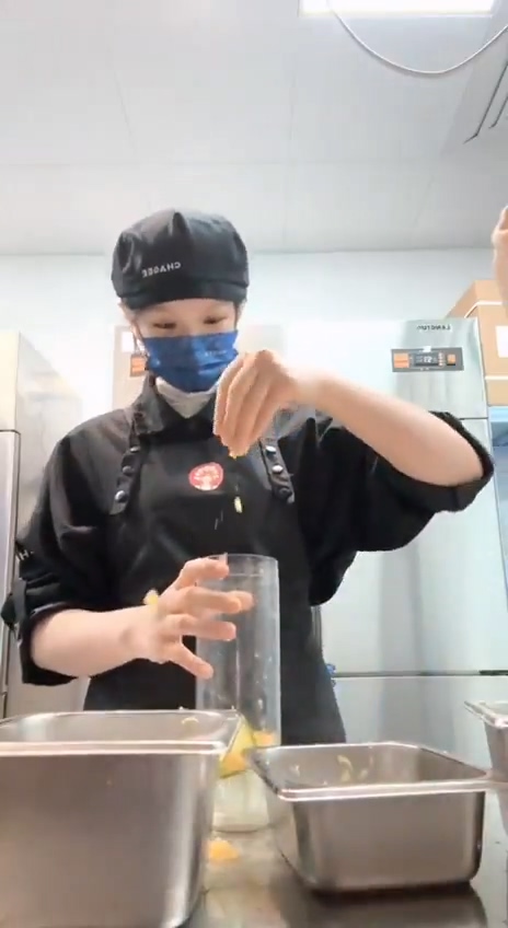 霸王茶姬印度版手打柠檬茶事件员工全菌制作扔茶