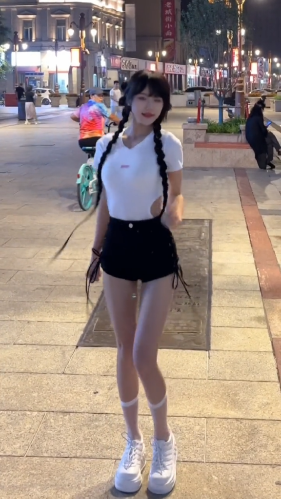 320万粉丝抖音擦边顶流超蓝布罗莉定制福利视频外流
