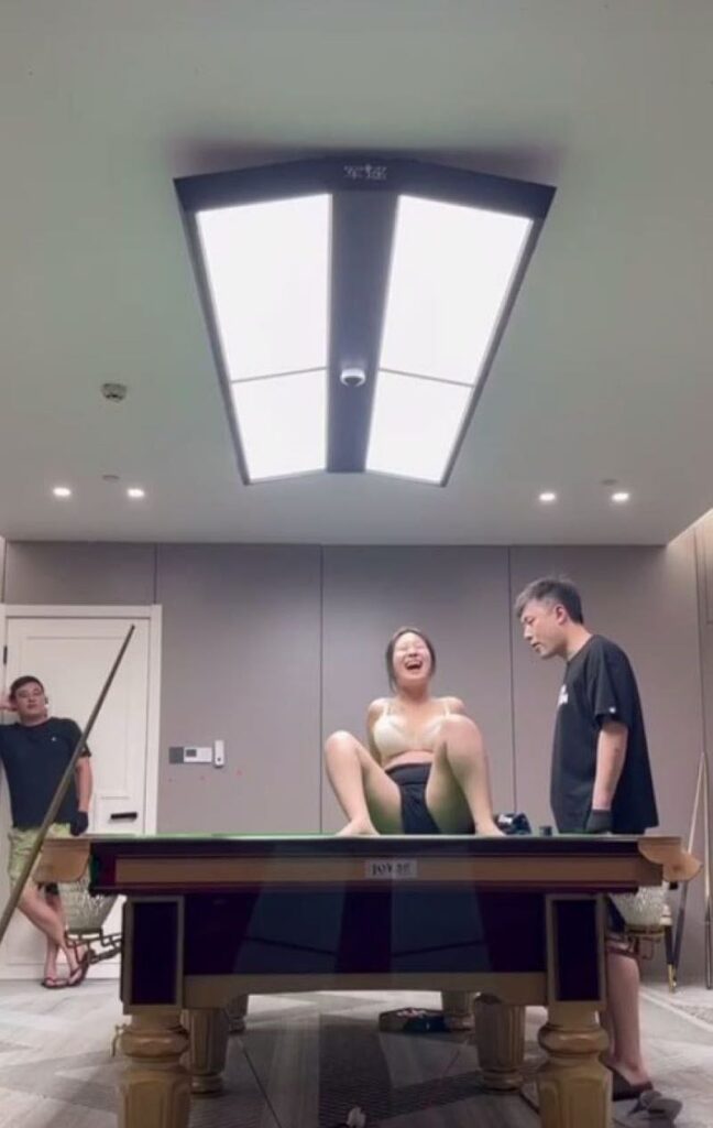 台球好啊台球得学江苏东台名爵台球厅巨茹助教带球撞人