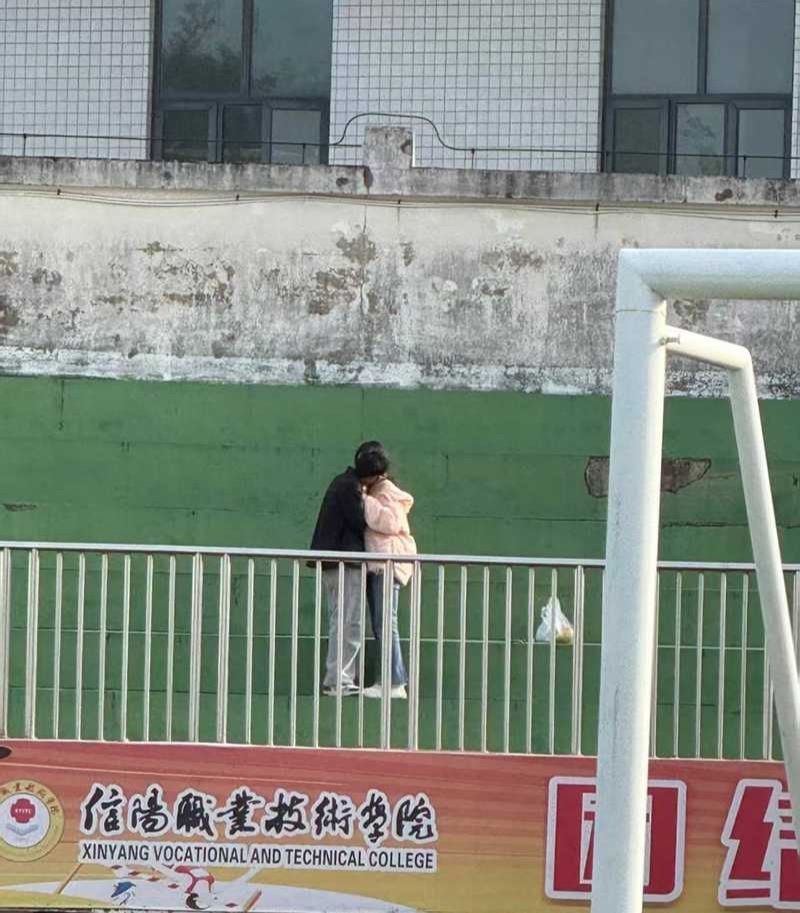 河南信阳职业学院大学生情侣公开课Cao场上演活春宫