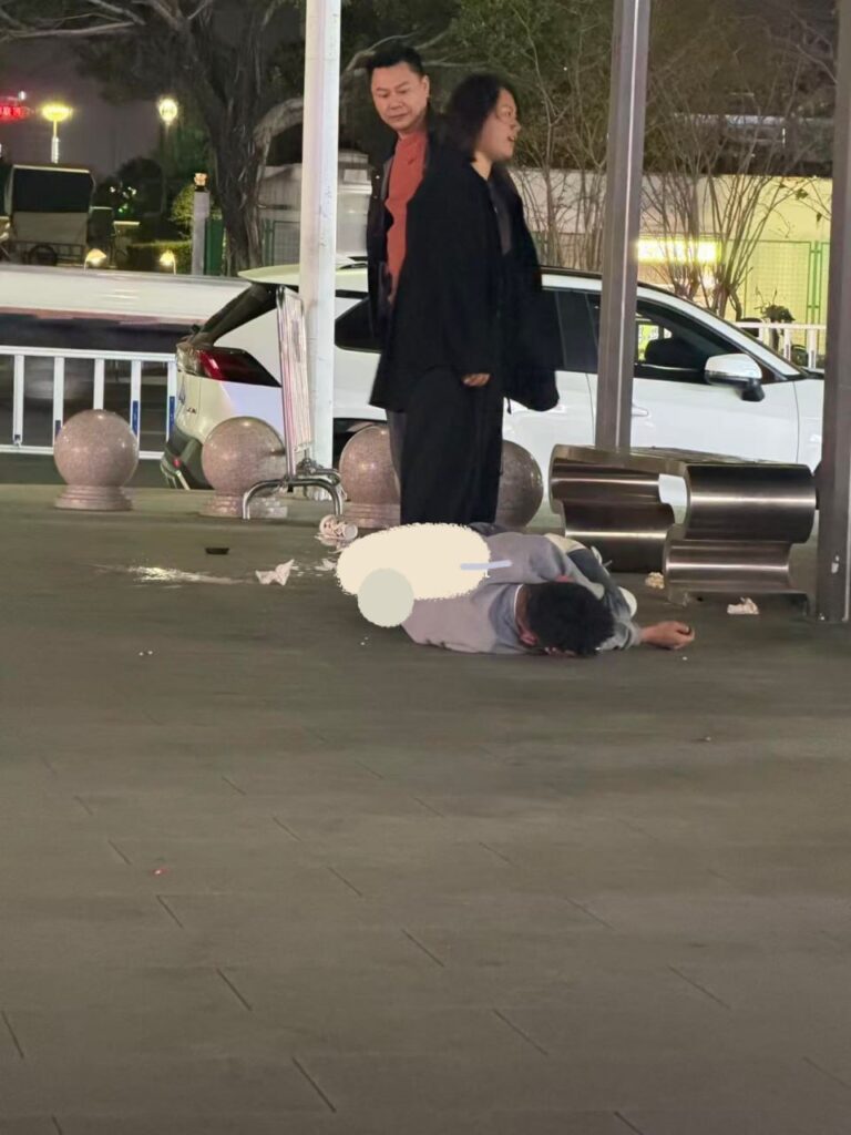 惠州街头年度抽象大戏妻子抓三发现老公竟是男同