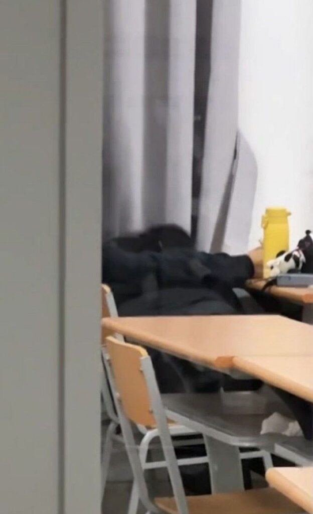 山东财经大学7409教室事件情侣晚自习低头吃鸡大赛