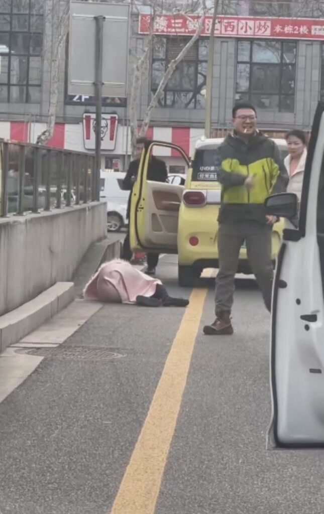 扬州万象汇加塞女司机被当场掌掴始末现场视频完整版