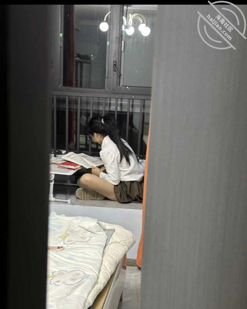 [长篇连载:我是扔气草莓]重组家庭的继女再次被我发现看影像自愉-来自海角社区的真实故事经历