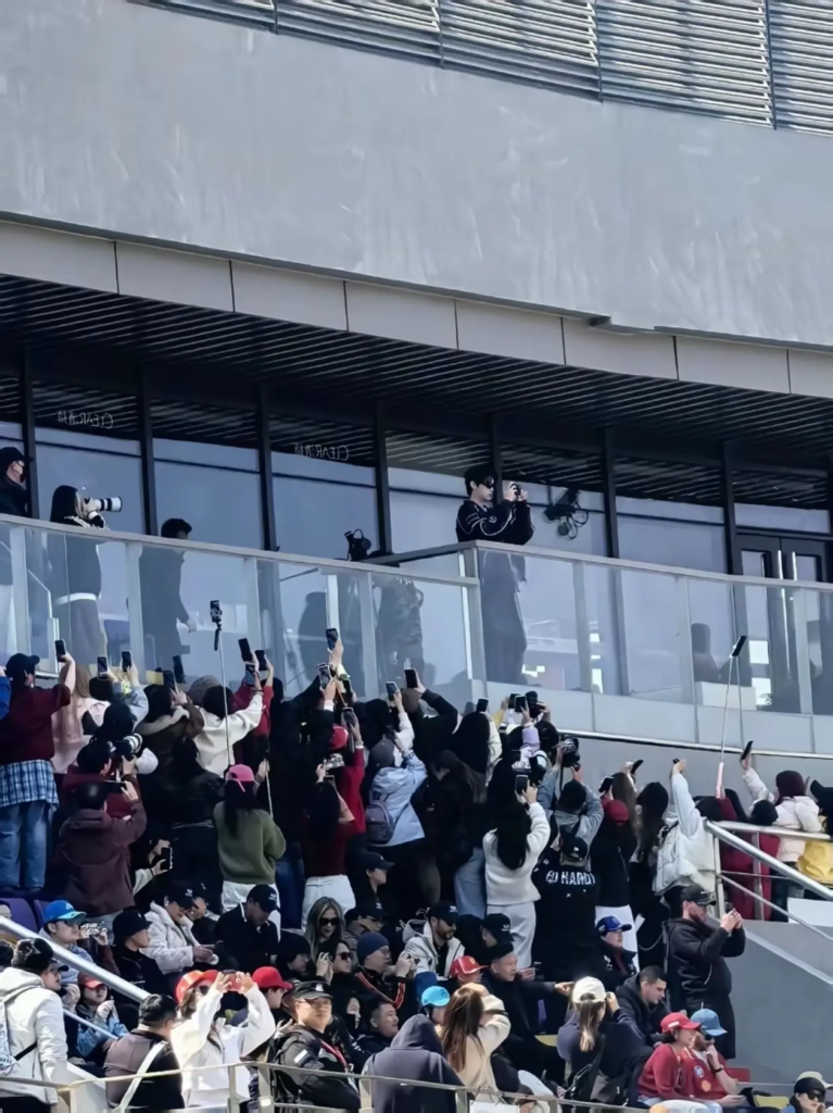 F1上海站乱象流量明星田栩宁现身赛场粉丝挤兑一票难求