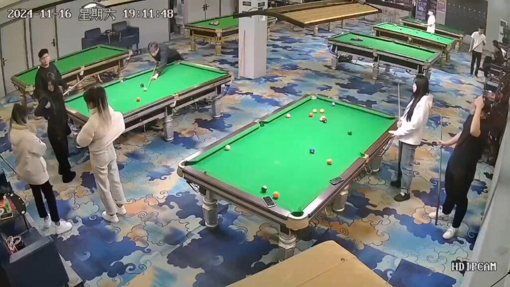 台球厅双子星精神小妹一言不合上演全武行对砍