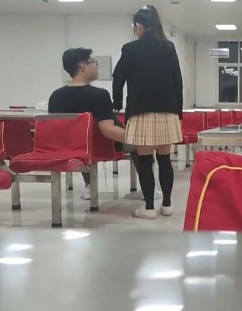 哈尔滨理工大学扣扣情侣火爆校园荣成学院食堂野战训练