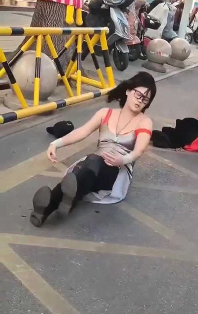 江苏泰兴大润发门前泰兴街头情绪崩溃失控撒泼打滚当众脱衣