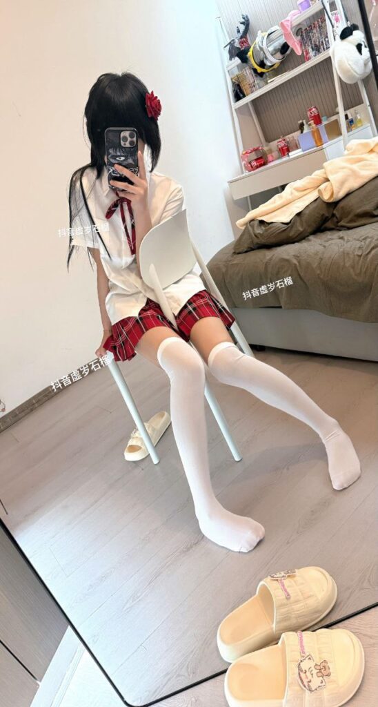 35万粉丝抖音擦边网红虚岁石榴清纯人设不在被曝生化母体