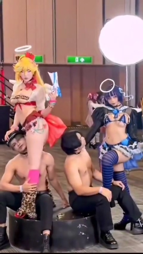 这就是二次元么神人coser漫展出演吊带袜天使堪比簧片