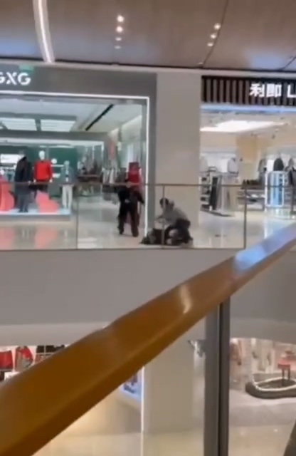南昌万象城突发伤人事件男子手持利器重伤路人
