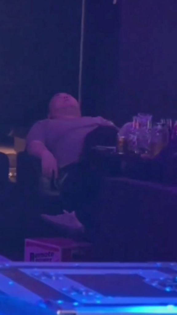青岛奥斯卡酒吧夜店陪酒小妹酒后乱性当众吃鸡