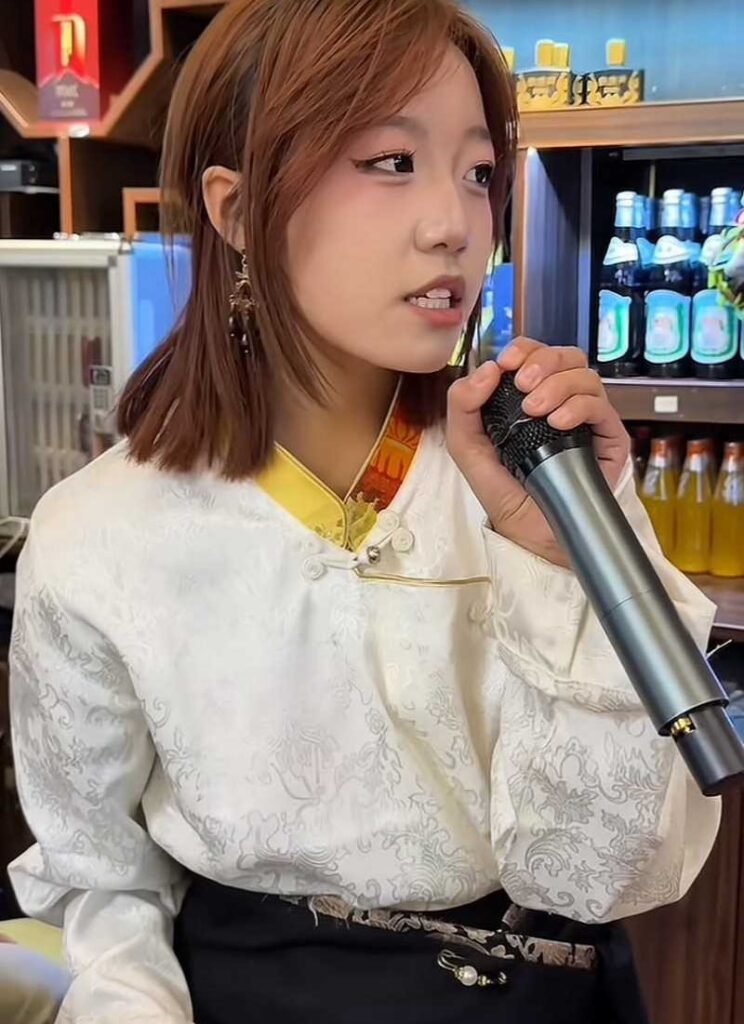 抖音藏族如意女团网红妮妮达哇措互撕霸凌事件