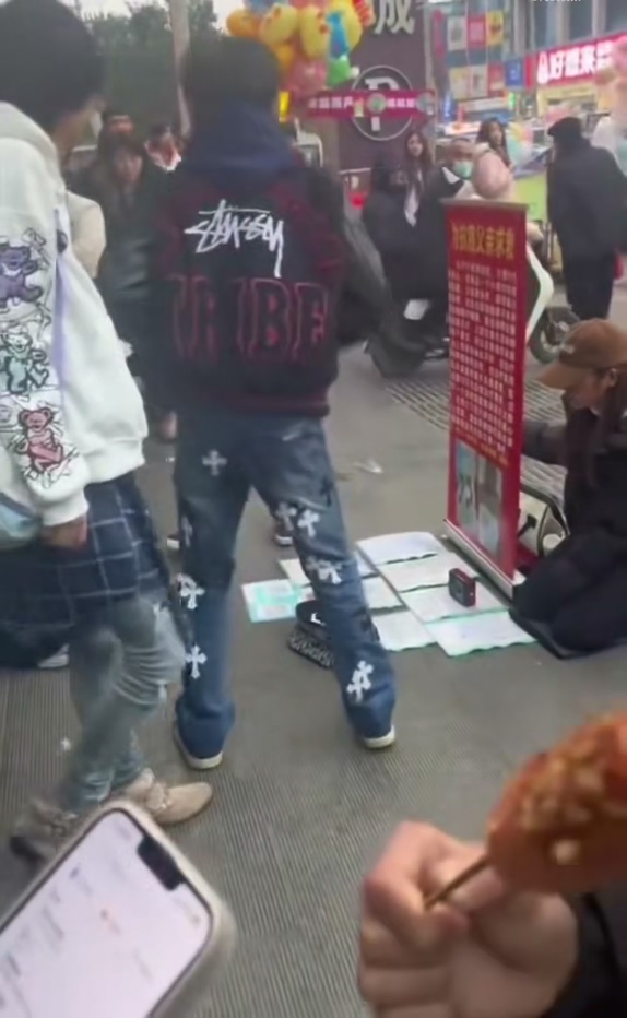 山东兰陵开元国际抗癌女孩跪地筹款却被精神小伙当众猥亵