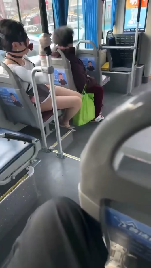 公交车惊现口球女sm圈大佬训练女友玩的还是太大了