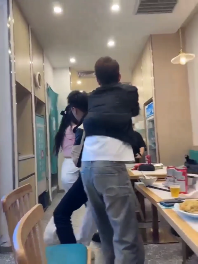打架打出圈上海长寿路餐厅上演全武行极品大杯御姐现场对波