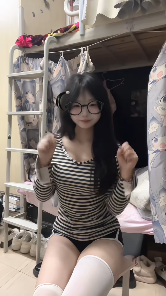 12万粉丝抖音网红兔软妹精神小妹粉丝小福利外流
