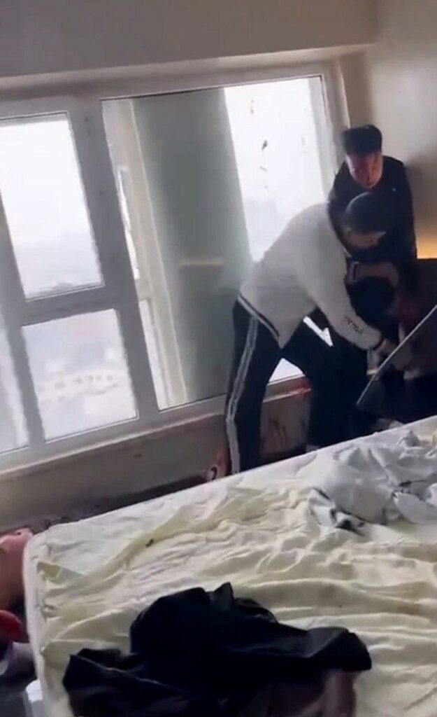 吉林长春万达公寓精神小伙一穿二伤人事件精神小妹又作妖