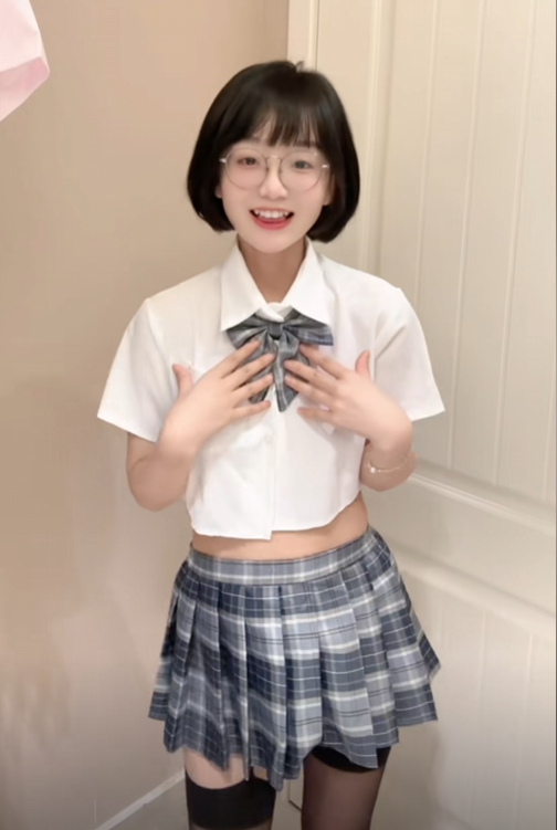62万粉丝抖音擦边女网红王胜利极品反差眼镜娘私拍福利视频