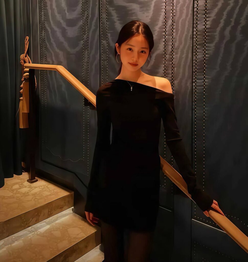 星二代黄多多滤镜破碎海边超暴露比基尼照片惹争议