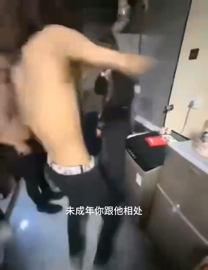 抖音4万粉高街帝走心被打精神小伙正义出击还是恶意伤人